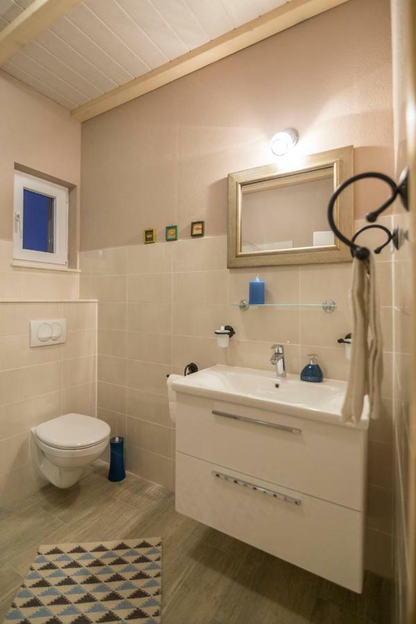 Apartments Mardesic コミジャ エクステリア 写真