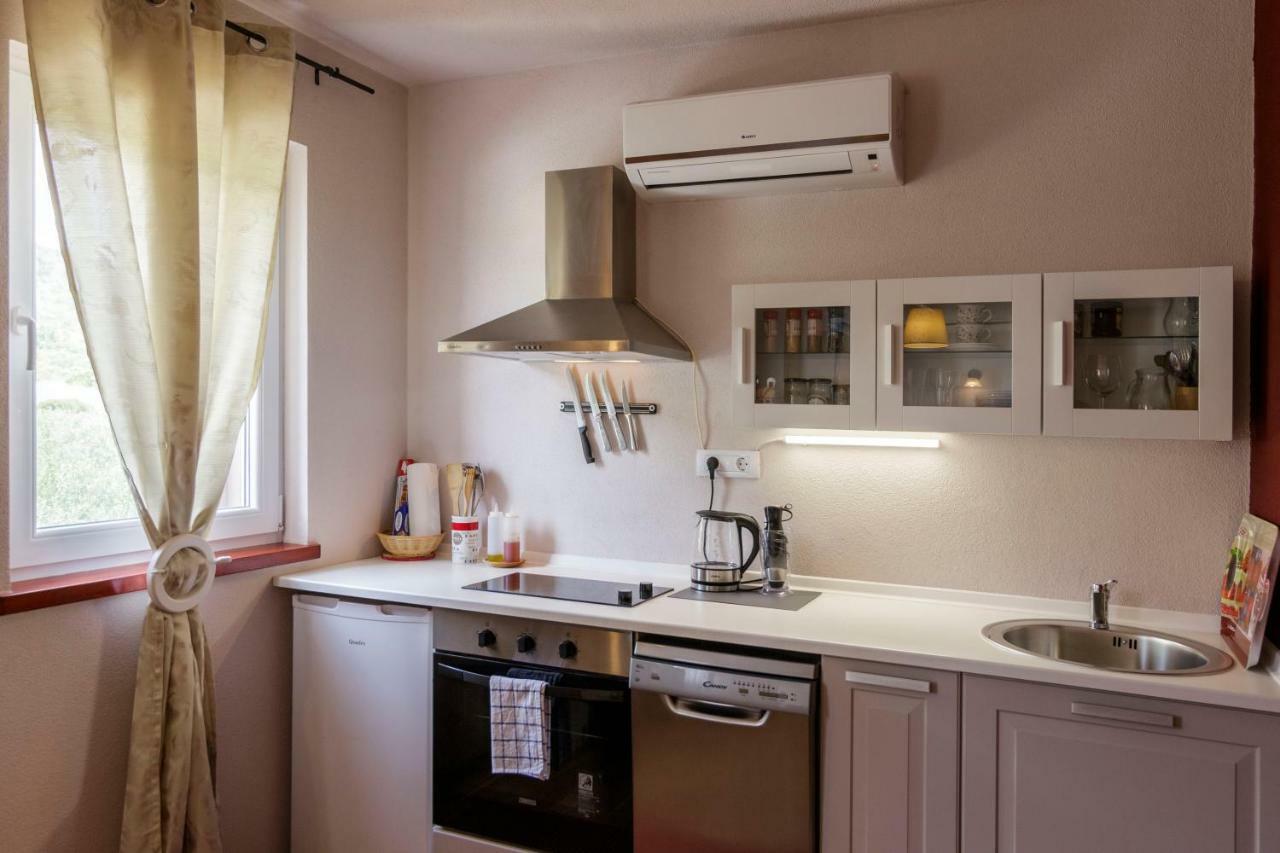 Apartments Mardesic コミジャ エクステリア 写真