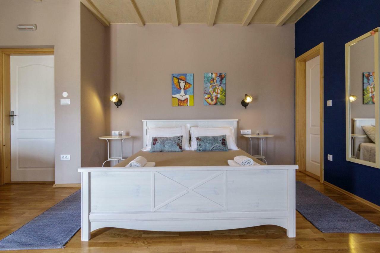 Apartments Mardesic コミジャ エクステリア 写真