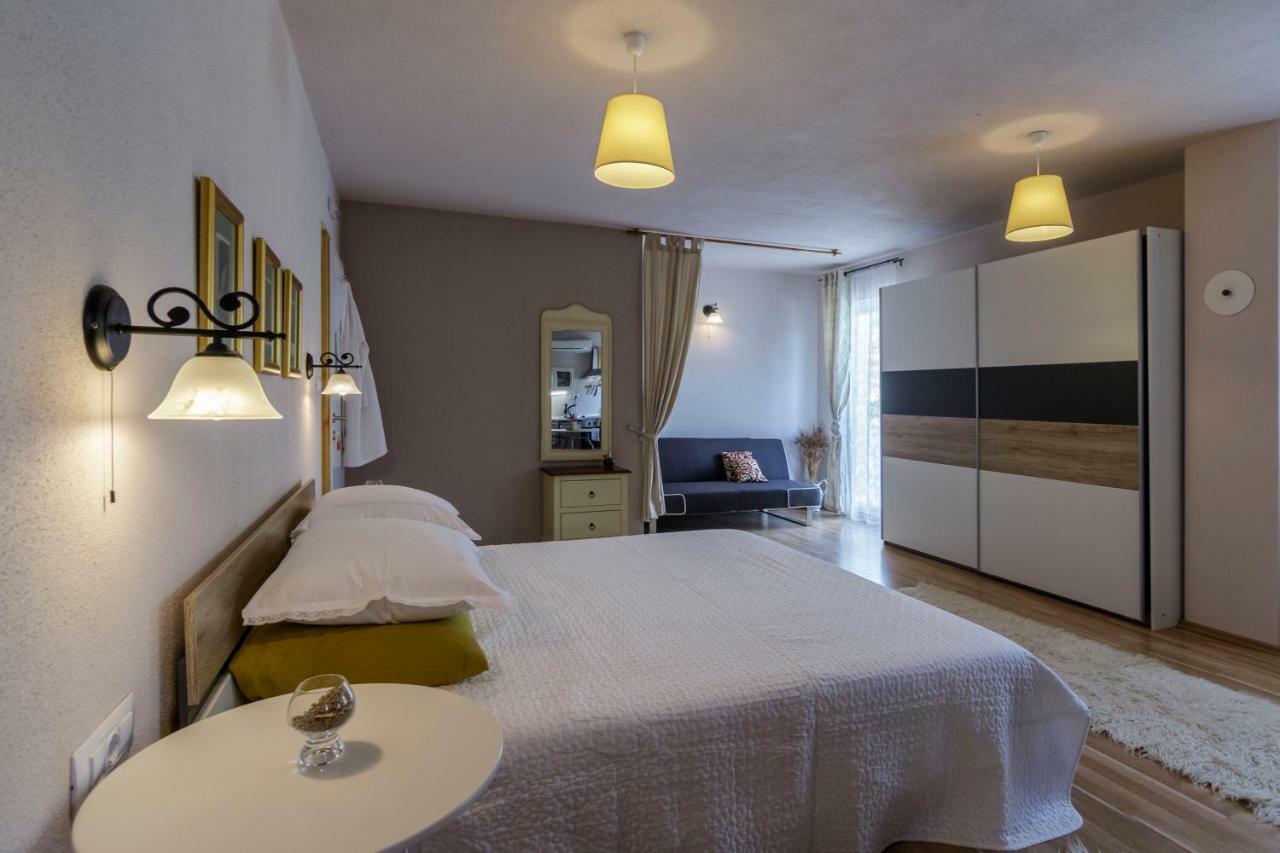 Apartments Mardesic コミジャ エクステリア 写真