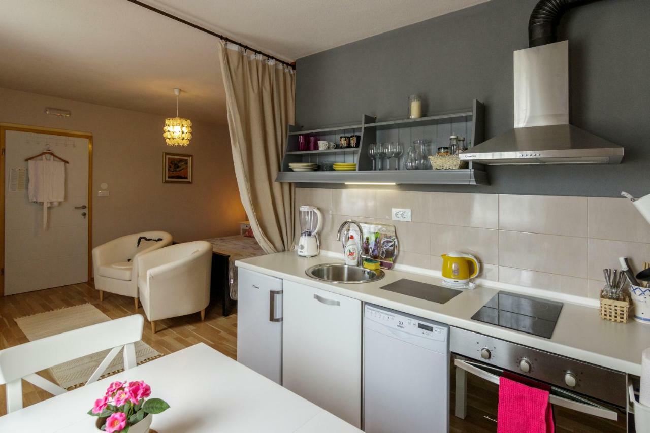 Apartments Mardesic コミジャ エクステリア 写真