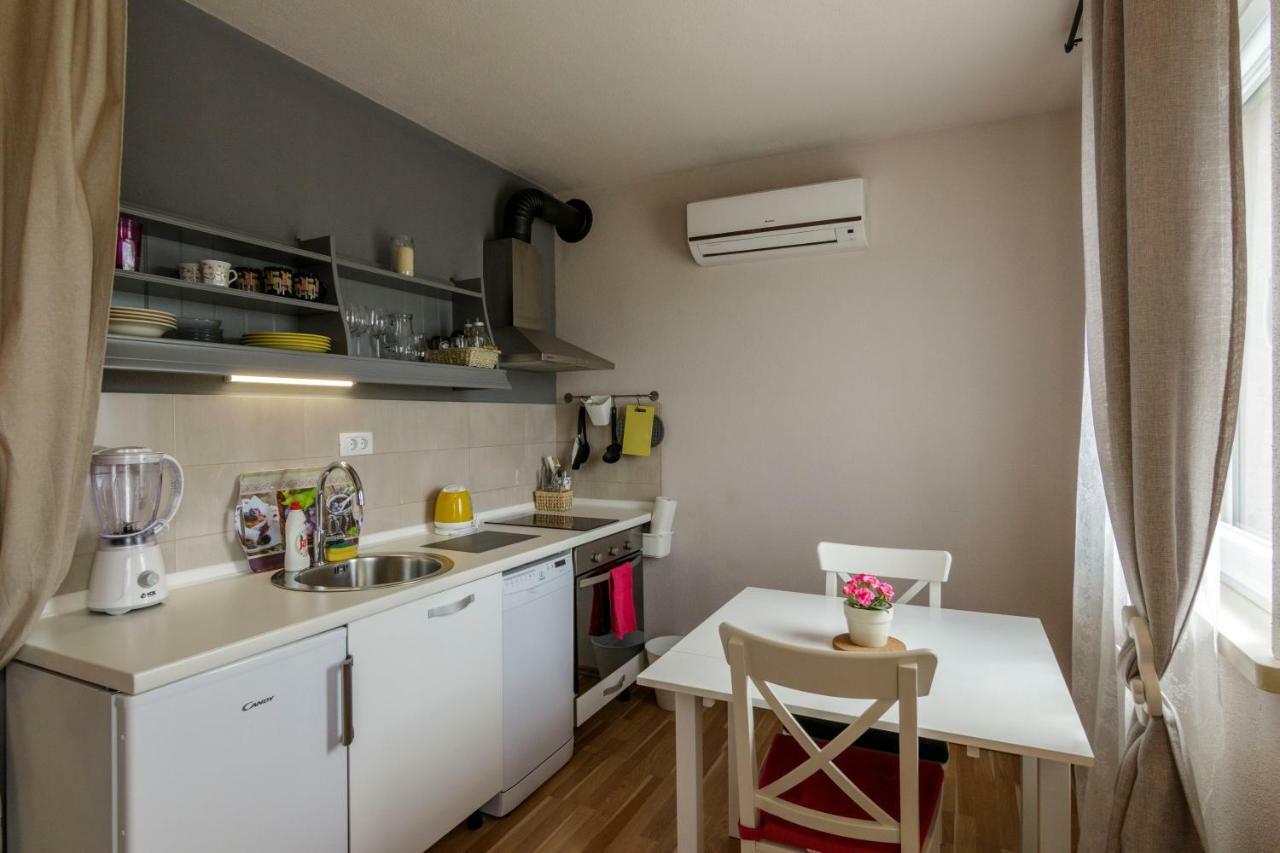 Apartments Mardesic コミジャ エクステリア 写真