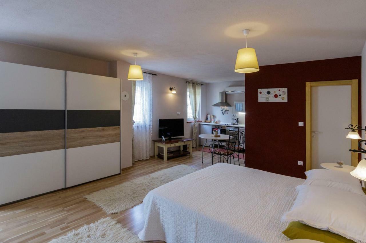 Apartments Mardesic コミジャ エクステリア 写真