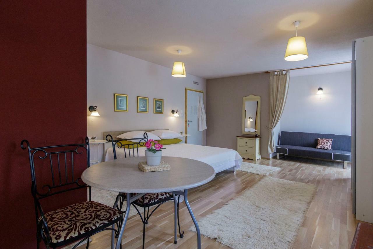 Apartments Mardesic コミジャ エクステリア 写真